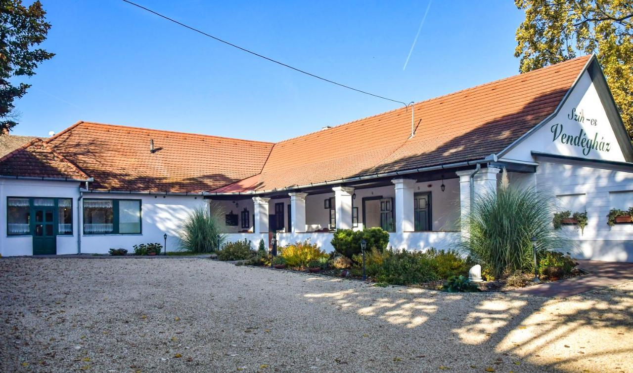 Bed and Breakfast Szin-Es Vendeghaz Сентеш Экстерьер фото